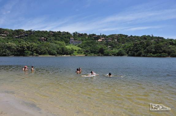 Turistas se refrescam na Lagoa do Meio, na Praia do Rosa, litoral sul de Santa Catarina